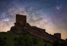 Capítulo 1 – Castillo de Zafra bajo las estrellas | Viaje fotográfico por España castillo de zafra nocturna via lactea