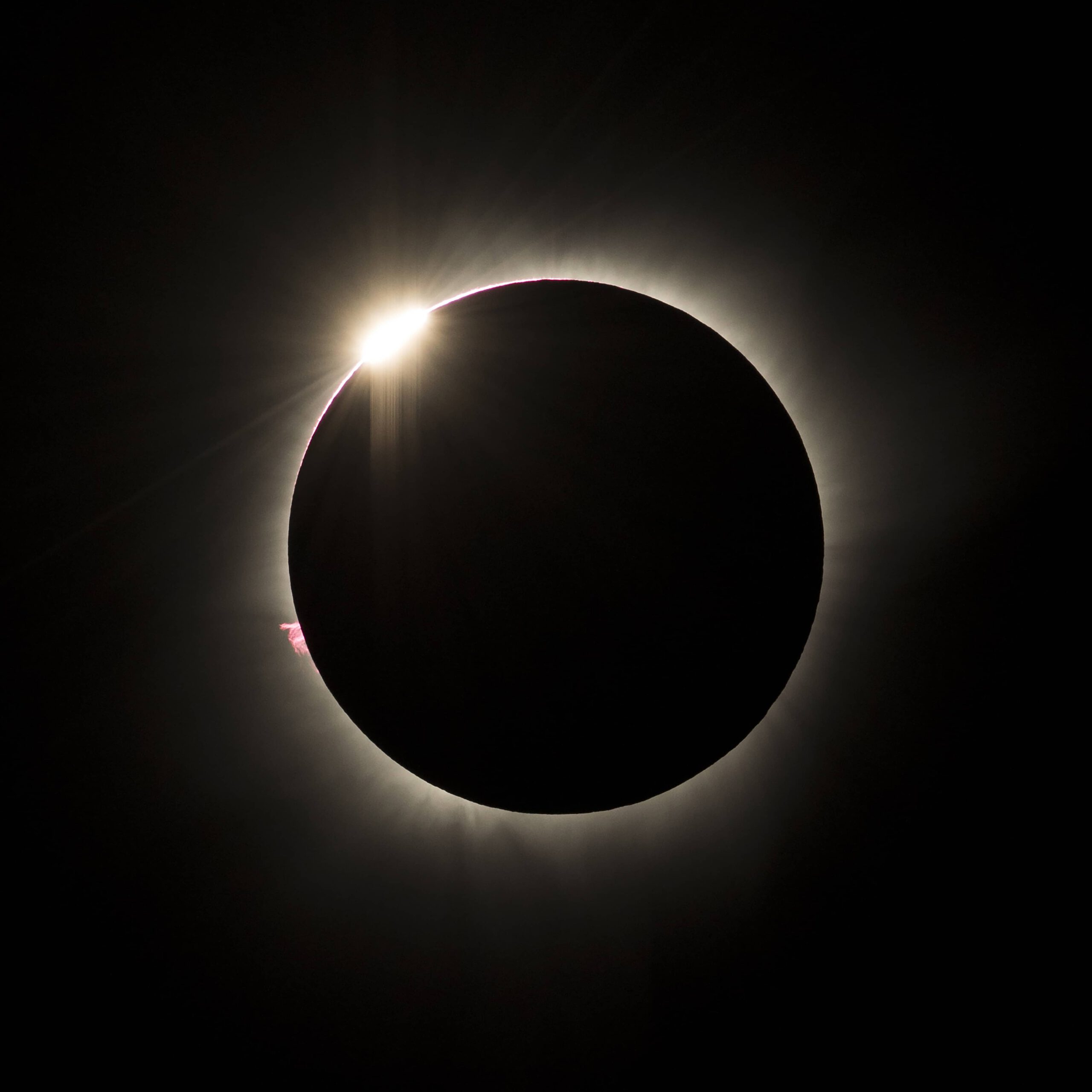 Anillo de diamantes en un eclipse de Sol