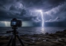 Guía Definitiva: Cómo Fotografiar Rayos y Tormentas paso a paso Cámara fotográfica profesional en un trípode capturando un espectacular rayo cayendo sobre el mar durante una tormenta.